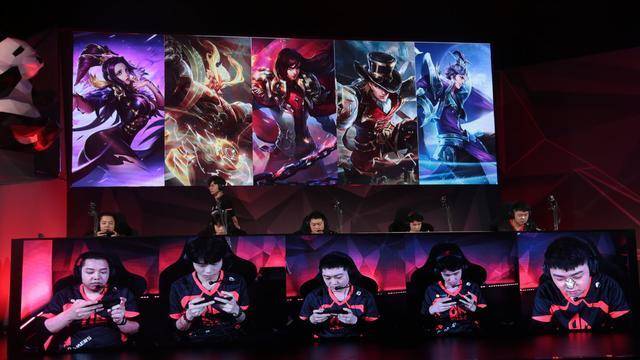 Yxl 在阿卡丽团战中的查普林式表现， Darwin 的蝎子铁钳无敌， Weibo Gaming 领先
