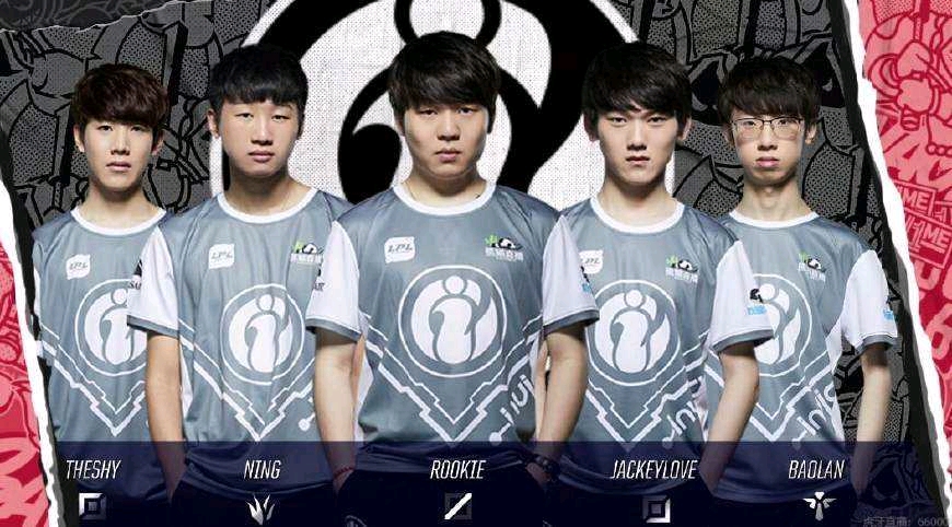 Liangchen , Jax, 和恶魔领主绕过 Baiye ，他的输出达到了最大值。 Bilibili Gaming 和 Weibo Gaming 打成平局。