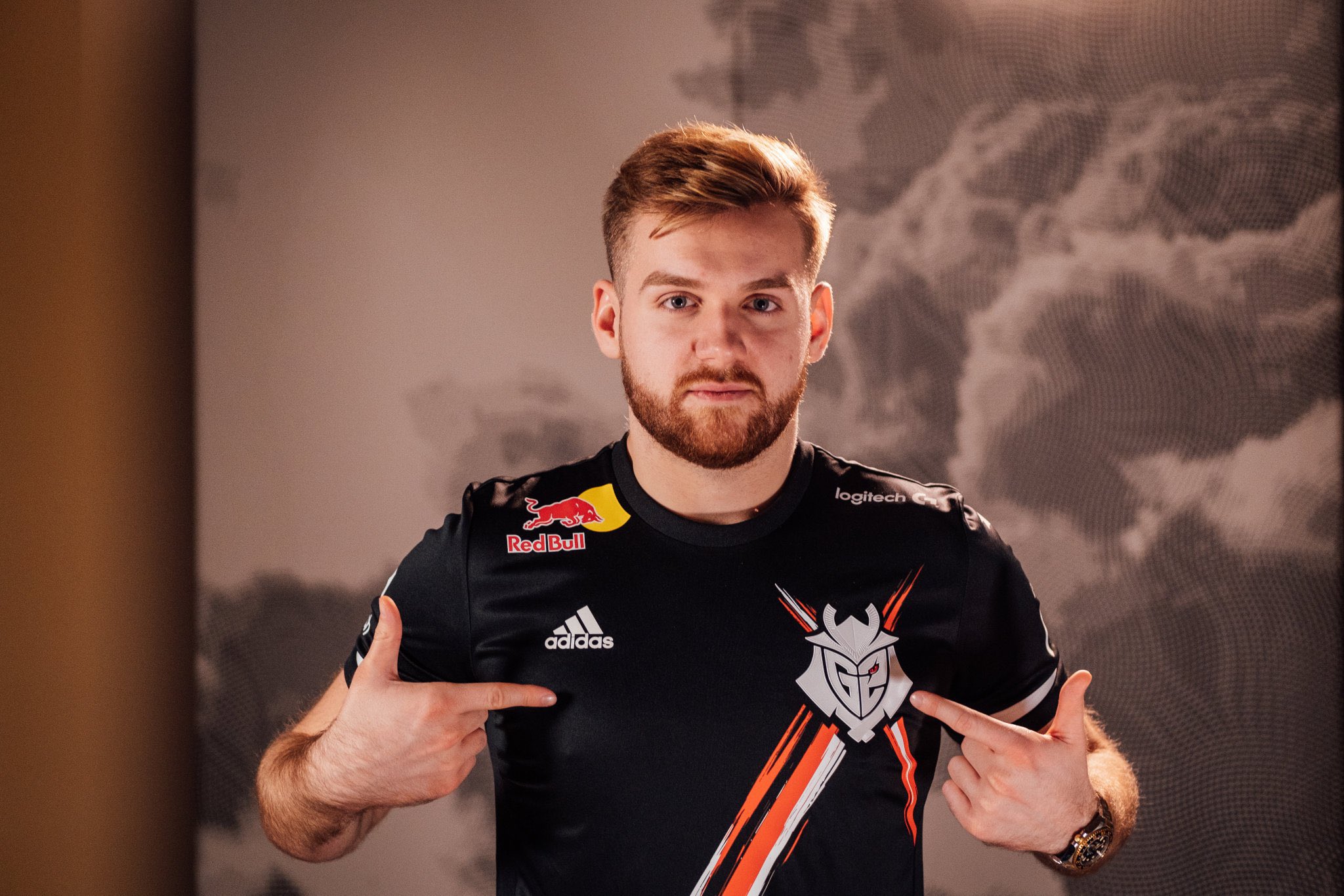 JW 嘲讽新的 Astralis 洗牌，提到 GODSENT 。